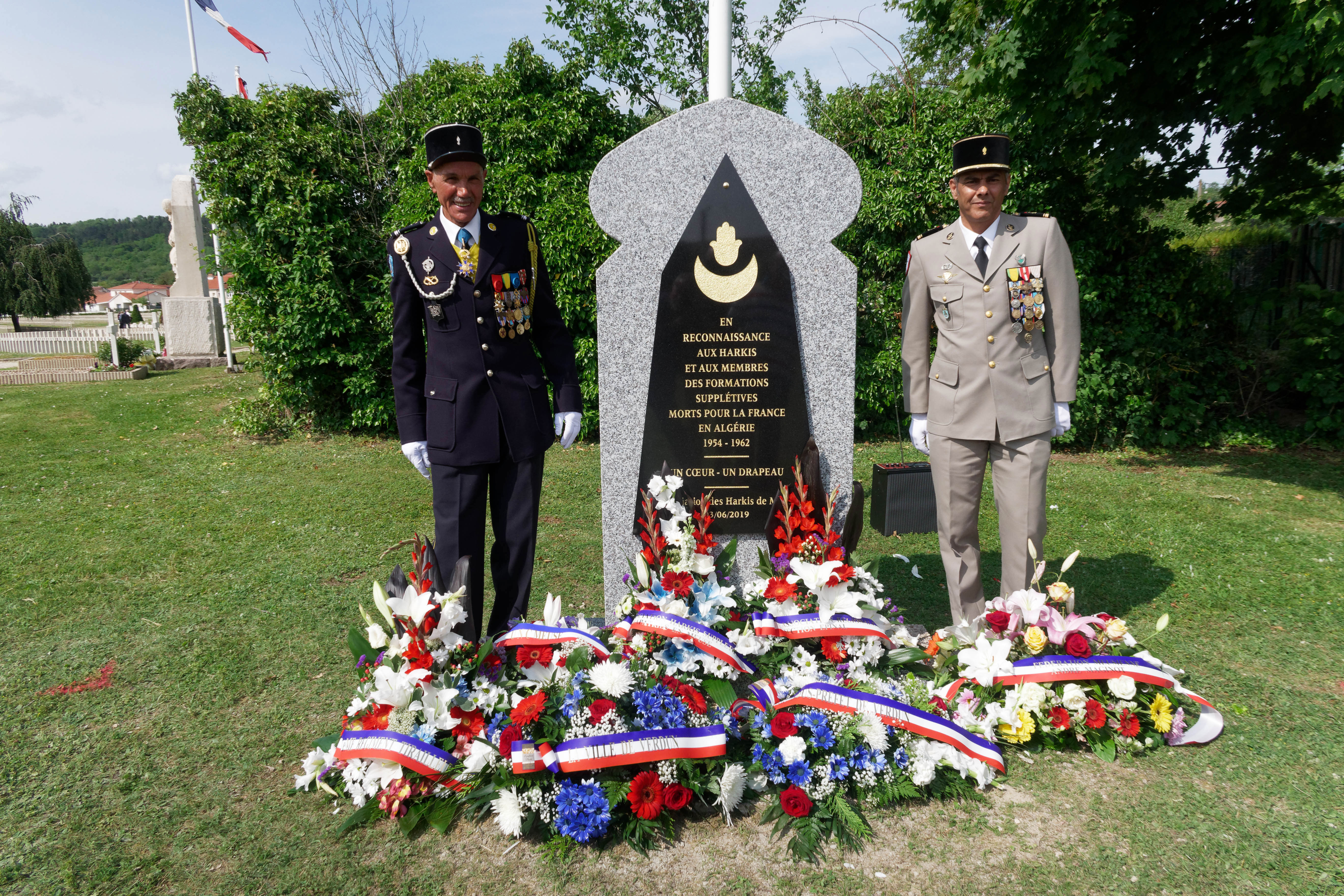 Le major Kenane père et le major Kenane fils près de la stèle à la mémoire des Harkis à Verdun le 3 juin 2019