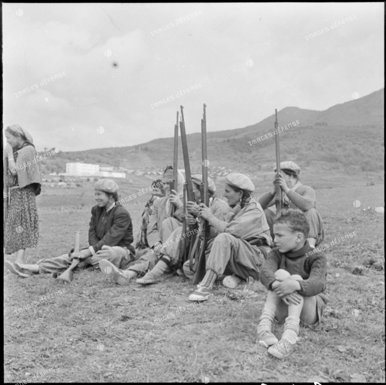 Femmes du Groupe d'autodéfense (GAD) féminin de Catinat à l'entraînement au tir. Source : Images Défense